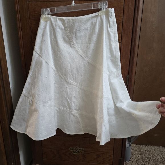 Liz Claiborne petite white eyelet denim skirt. - Picture 4 of 4